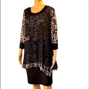 B&W Montana dress Co tunic size large black, white, and red asymmetrical boho.​​